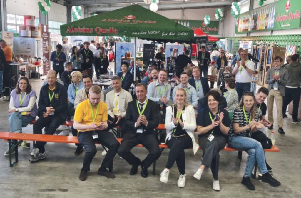 Interessiertes Publikum auf der Hausmesse der Bucher Aloisius Quelle